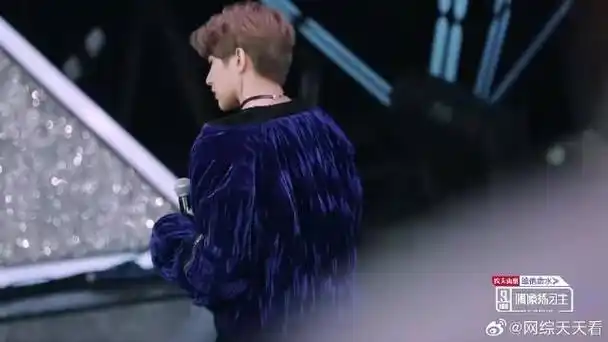 蔡徐坤黑色渔网太吸睛,脱衣动作惹丞丞和黄明昊争相模仿,笑死