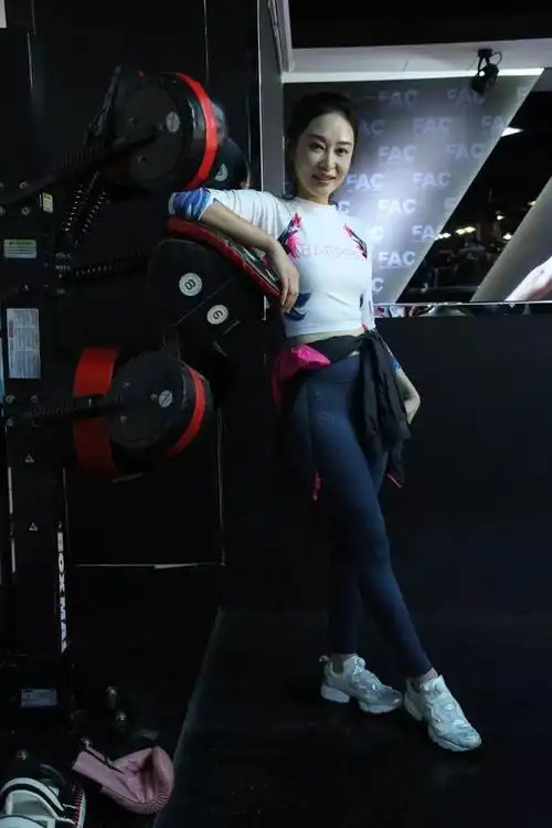 香港女歌手杨娜个人资料 演员杨娜个人简介 - 歌词译