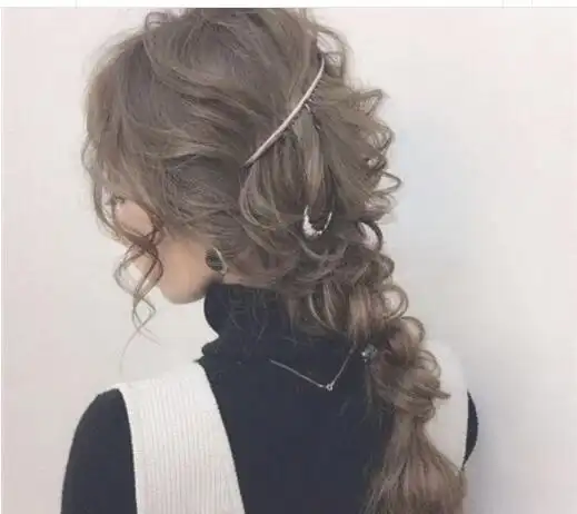 却喜欢把头发给编起来,把头发给扎成这一种好看的女生卷发辫子发型