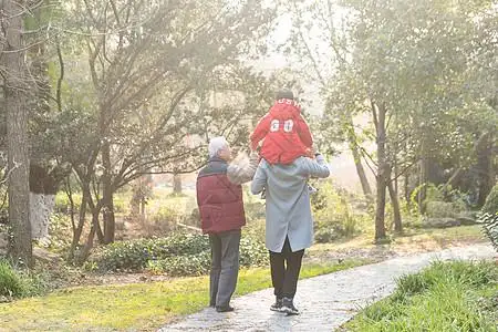 老年人,夕阳夕阳下祖孙三代背景