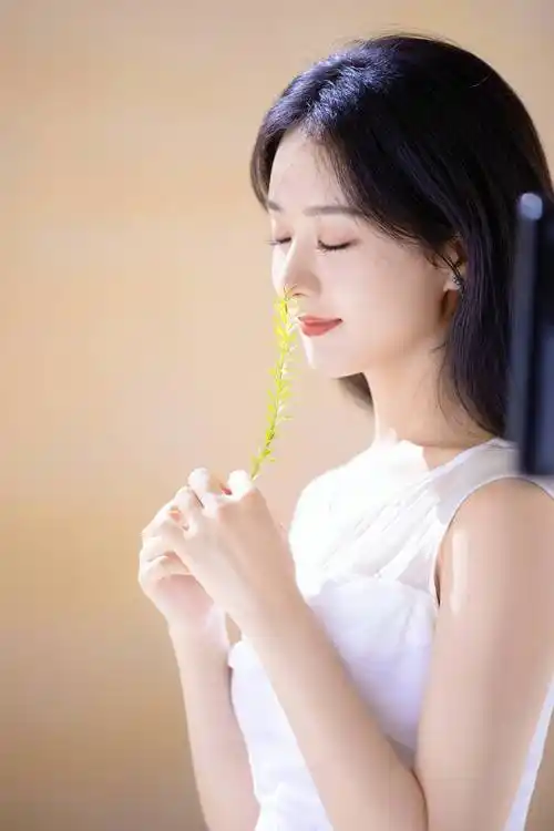 赵丽颖穿白纱裙清纯温婉实在太美了