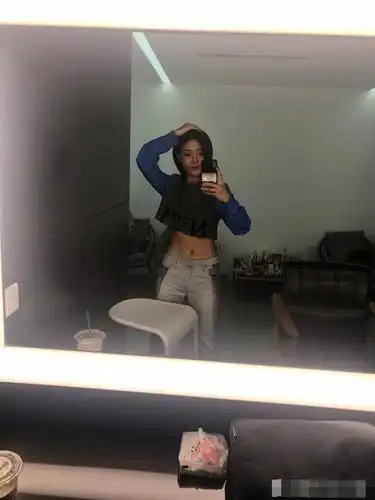 《爱情公寓》"小姨妈"晒自拍,大秀迷之马甲线,粉碎怀孕孕传闻!