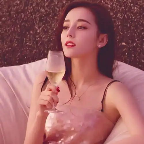 自裁迪丽热巴头像二传标明许晚虞