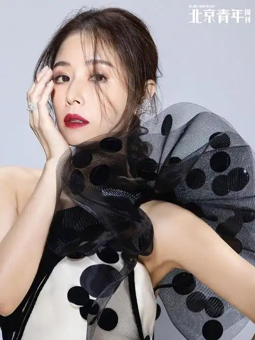 45岁林心如摩登知性美图大秀香肩雪肤玉貌太性感撩人