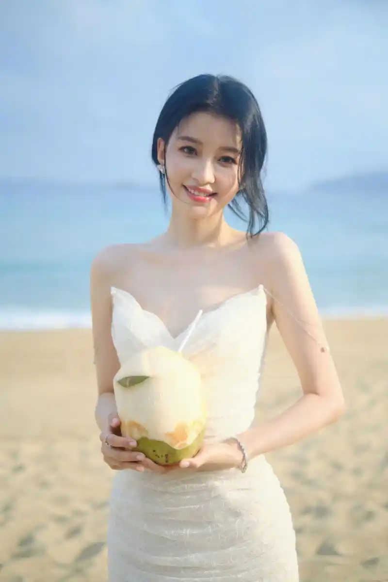 娱乐# #时尚# #明星娱乐热点# 孙怡的最新清爽写真,夏天来临啦!