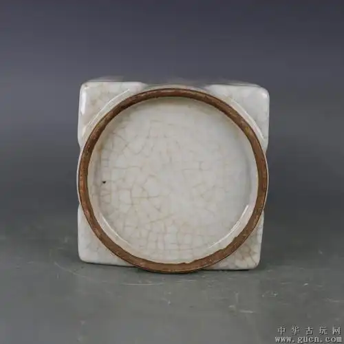 宋代官窑月白釉琮式瓶