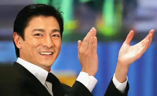 58岁刘德华现身演唱会,三首经典唱到哽咽,不愧红了四十年_观众_因为