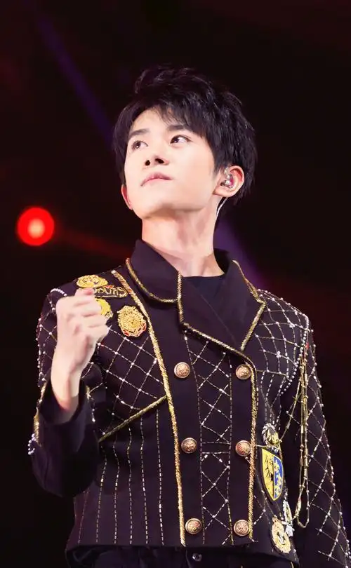 tfboys易烊千玺五周年演唱会图片