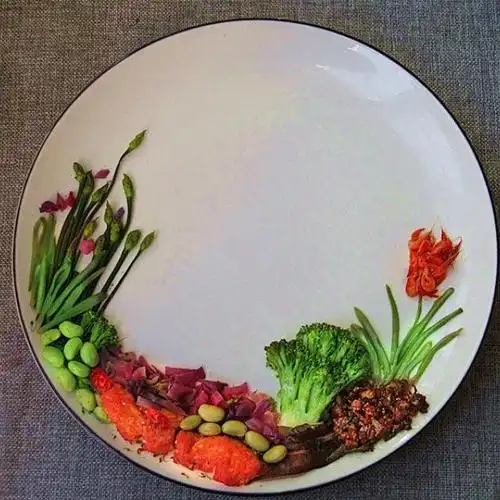 第13步,把备好的炒菜和焯水过的菜择一些出来摆盘,摆出自己喜欢的背景