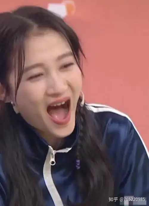 关晓彤张大嘴巴大笑镜头拉近看清舌苔观众懵了