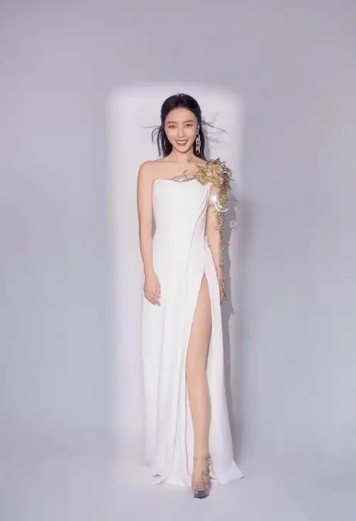 王珞丹再穿12年前龙年春晚礼服