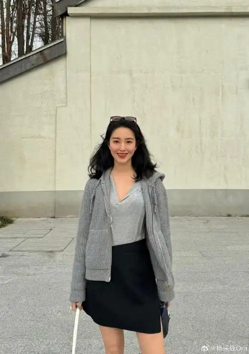 杨采钰进组晒照,狠狠期待__财经头条