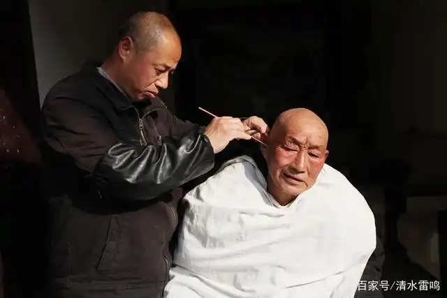 五旬男子坚守老行当,一把剃刀传承父亲的老式剃头手艺