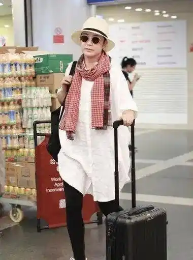 蒋雯丽坐公交被偶遇,发福严重和普通奶奶没区别,屡次脱鞋被嘲没素质