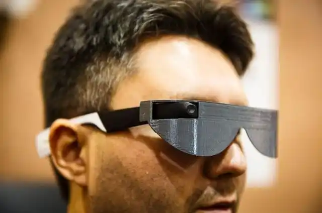 这副智能眼镜可帮助盲人"看到"周围世界