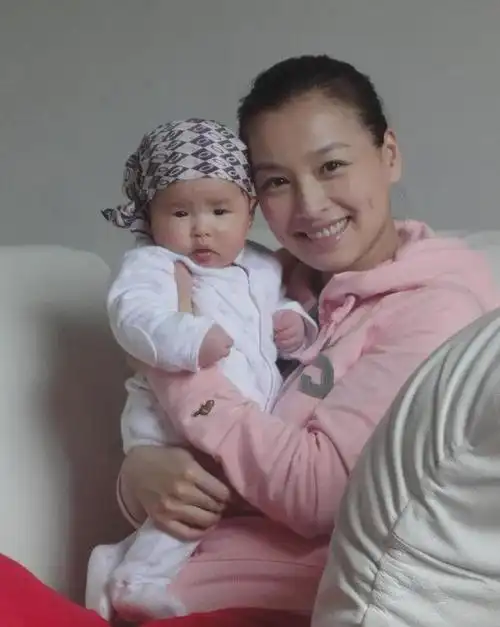 张庭晒一家四口合影,和老公林瑞阳像祖孙俩,女儿身材纤细变漂亮