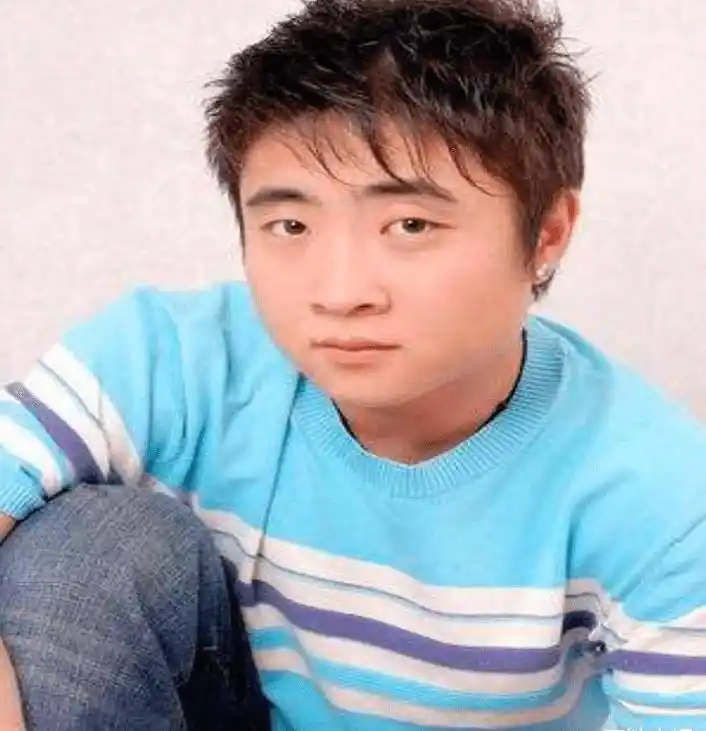 身高175cm,体重130的乔杉,昂首阔步地走在大学校园里.