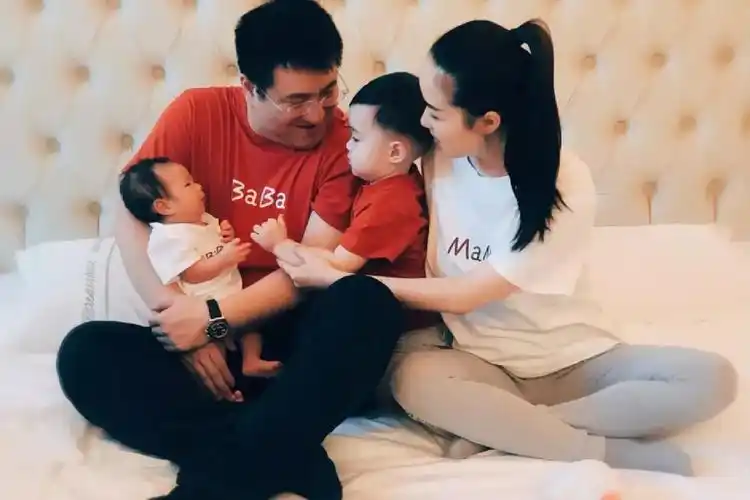 原创靳东老婆晒陪娃上课照鬓边已有白发退圈带俩娃的辛苦肉眼可见