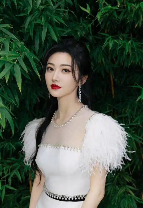 景甜着白羽珍珠高腰长裙气质佳 黑发红唇秀好身材