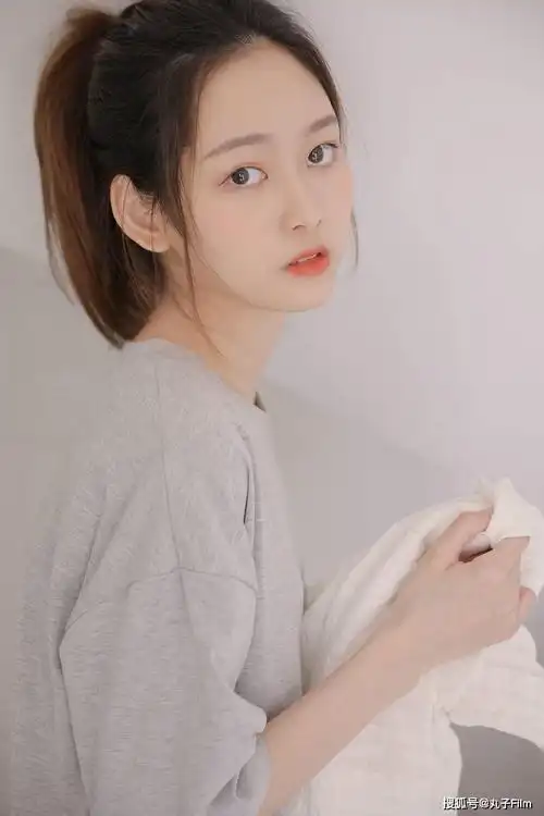 性感美女时尚写真:单马尾小姐姐白皙大长腿,清纯甜美可爱迷人!