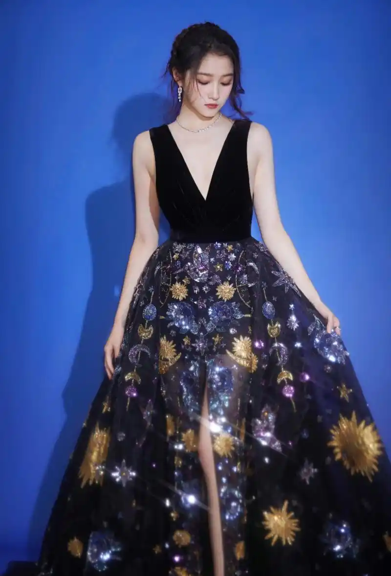 关晓彤出席活动美照造型,一身晚礼服优雅高贵,修长的美腿,高挑的身材