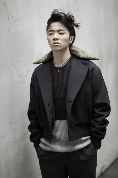 p>华晨宇,1990年2月7日生于湖北省十堰市,中国内地流行乐男歌手,作曲