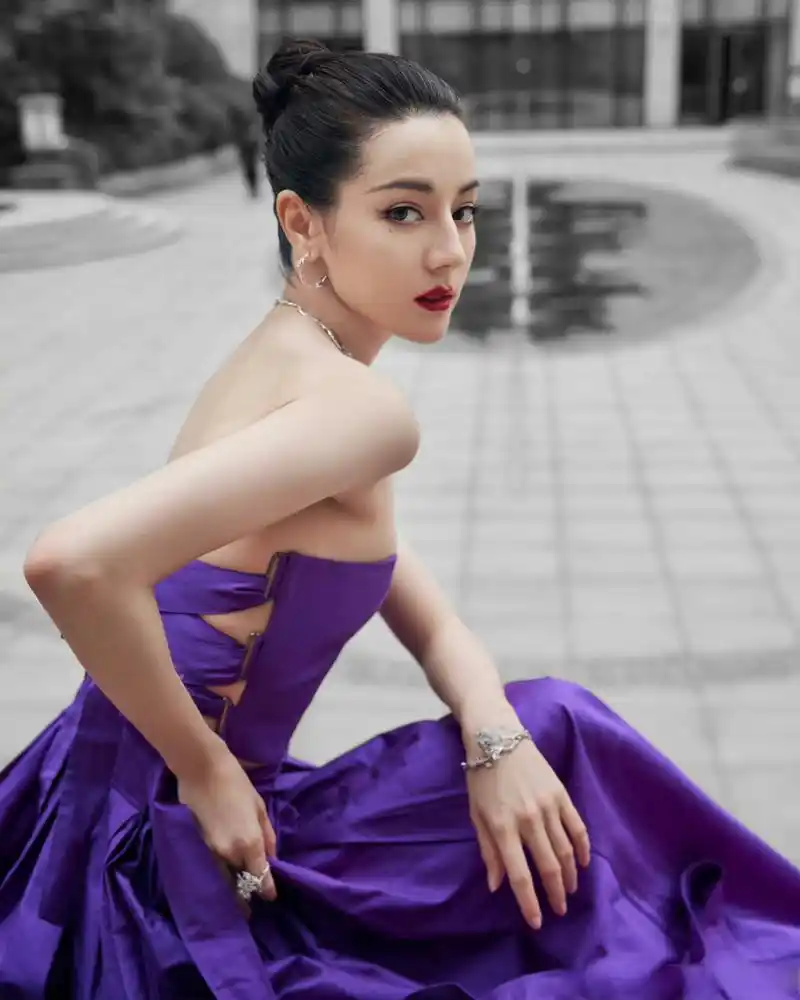 迪丽热巴# 热巴这套紫色dior晚礼服也是绝绝子啊,别人穿紫色显黑,她