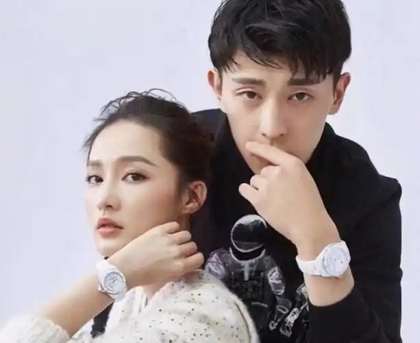 两张图片放在一起有条白线邓伦李沁被质疑恋爱根本不是空穴来风如果爱