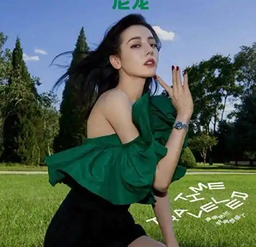 迪丽热巴撞衫关晓彤,同款衣服穿出不同风格,网友:迪丽热巴完胜_鹿晗