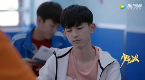 钱三一嫌弃妙妙戴黑框眼镜太丑,变身归来她,惊艳整个精英中学