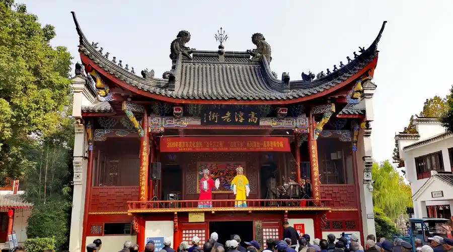 沐浴着和煦温暖的午后阳光,欣赏着具有浓厚家乡味道的锡剧,黄梅戏