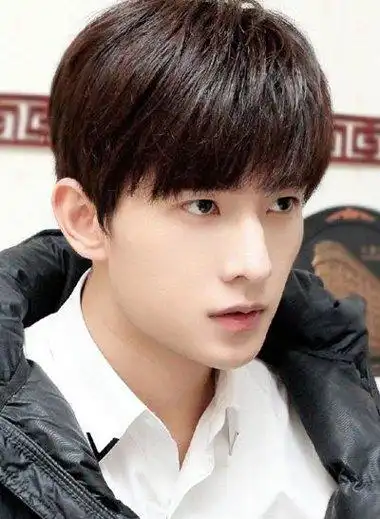 有纹理的男生短直发发型,斜刘海顺着额头直接固定一下,头发从后向前梳