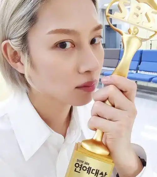 金希澈被表扬,chen被要求退出exo,爱豆谈恋爱应有的姿态是?