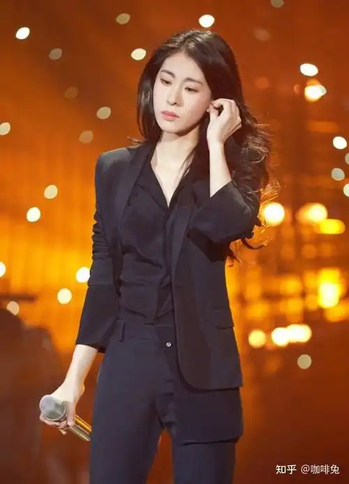 肤白貌美外加大长腿张碧晨的时尚写真下身的亮点太多