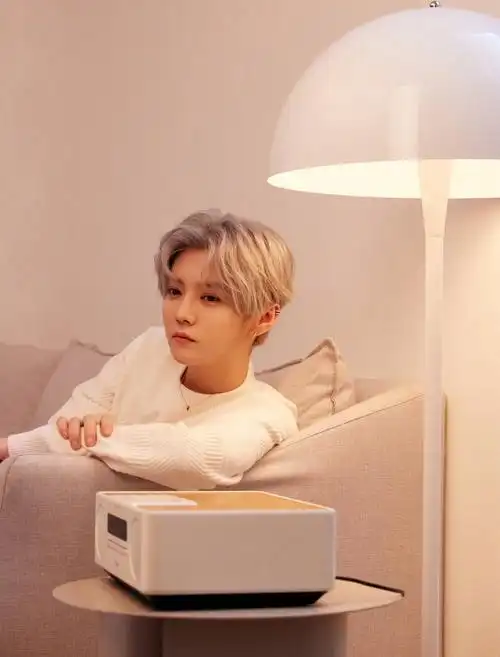 鹿晗夏日氛围感大片释出 粉色西装突显浪漫气质