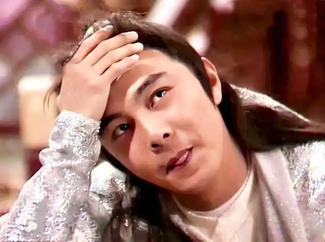 张卫健在电视剧《日月神剑》中饰演的「阿月」一角.