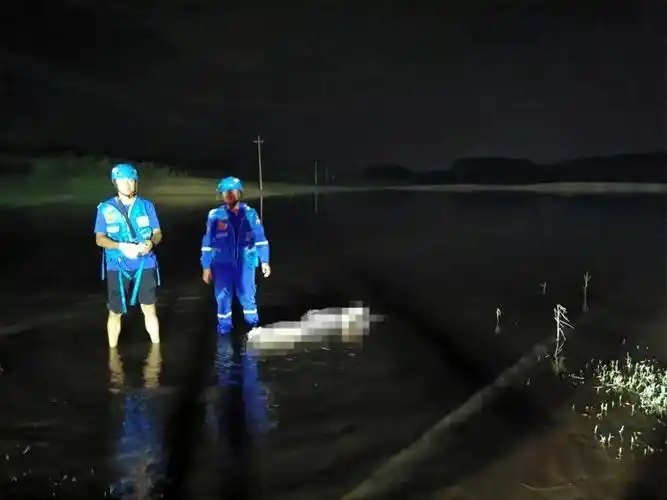 高安蓝天救援队于19:40到达现场,据现场目击者描述,确认有1人落水.