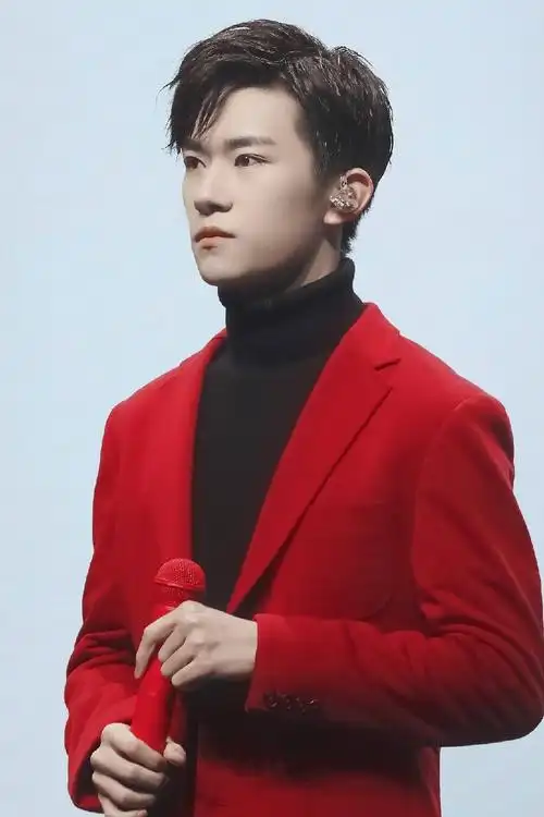 易烊千玺出席活动笑容太甜红色西装显长腿优势好消息接二连三