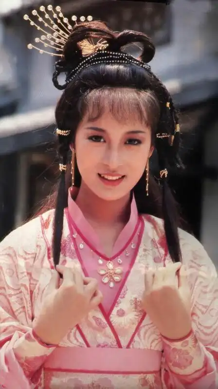 古装皇后黎美娴退隐嫁给富商15年无儿无女54岁被宠成公主