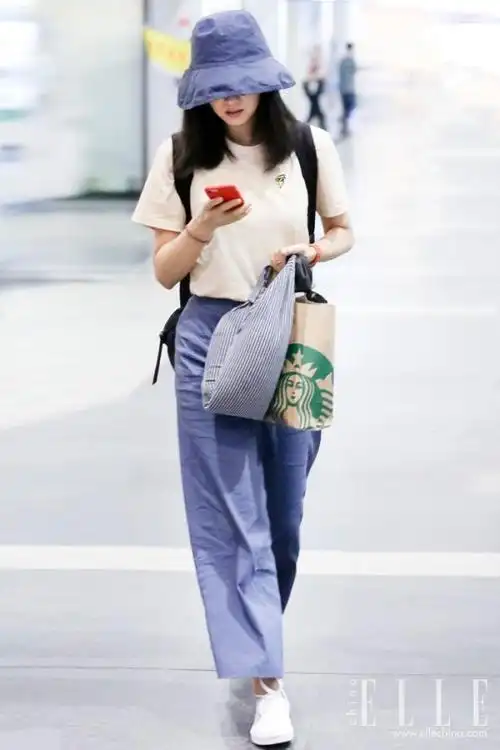 高圆圆街拍郑爽机场街拍看来,女明星们是真的爱上了舒适好穿的宽松t恤
