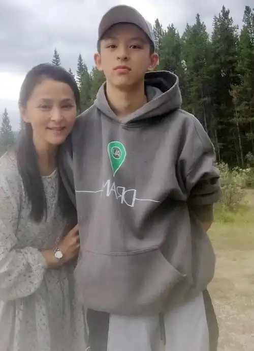 只是何音在42岁时离婚了,儿子自己抚养,并且没有再婚了,现在儿子高