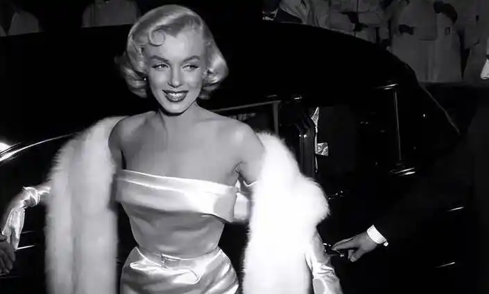 1962年梦露身穿钻石裙迷倒众生,如今战袍再现人间,韵味却差远了