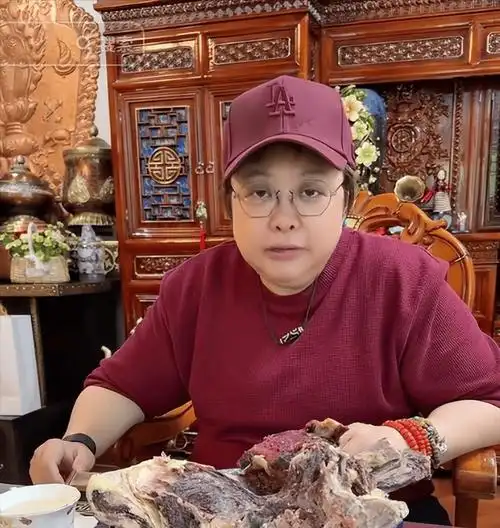 52岁韩红罕露面!吃生肉用盆装,身形暴瘦眼睛肿,网友:认不出