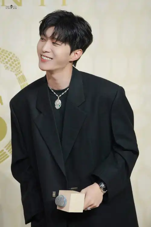 范丞丞宝格丽品牌代言人##范丞丞黑风衣造型##宝格丽活动