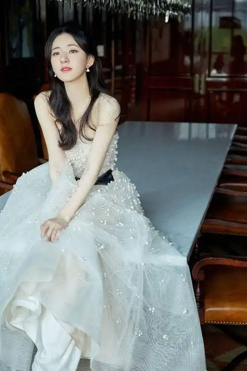 赵露思白色婚纱造型散落人间的公主