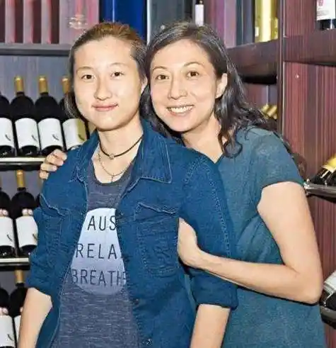 2,成龙的老婆是林凤娇她与成龙本名房仕龙相识于1981年1月,两人于1982