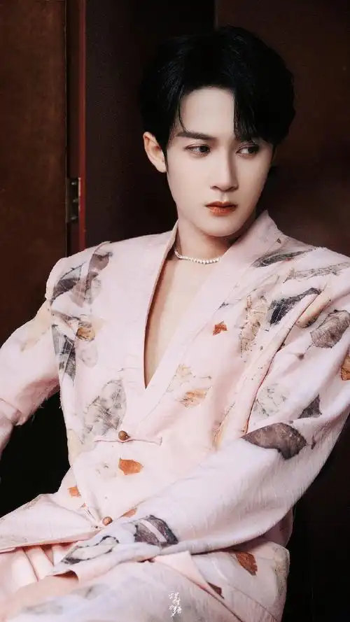 vogue时尚之力盛会##檀健次腹肌##檀健次深v粉西装