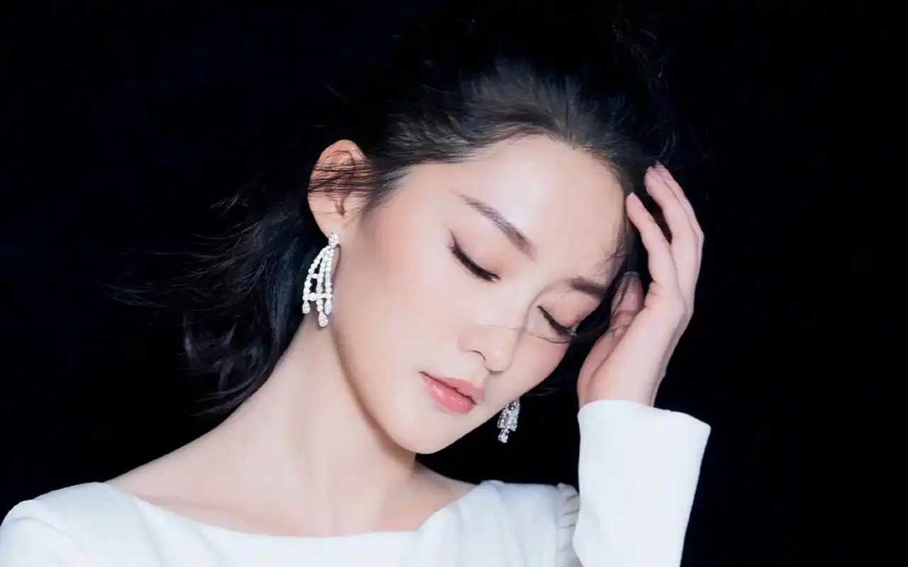 李沁清丽脱俗写真图片桌面壁纸