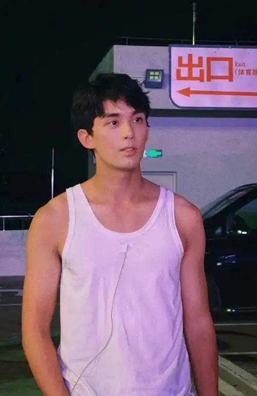 吴磊又脱了!这身体真成熟了,小胸肌真好看|童星|肌肉|吊威亚_网易订阅