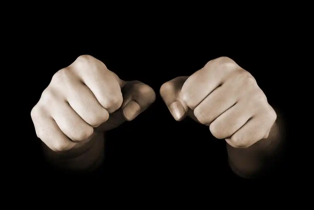 孤立在黑色背景上的两个拳头